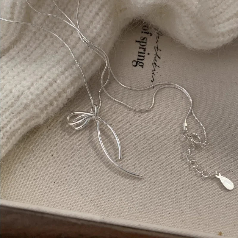 Cadena de Clavícula con Colgante de Lazo para Mujer – Collar Elegante y Moderno