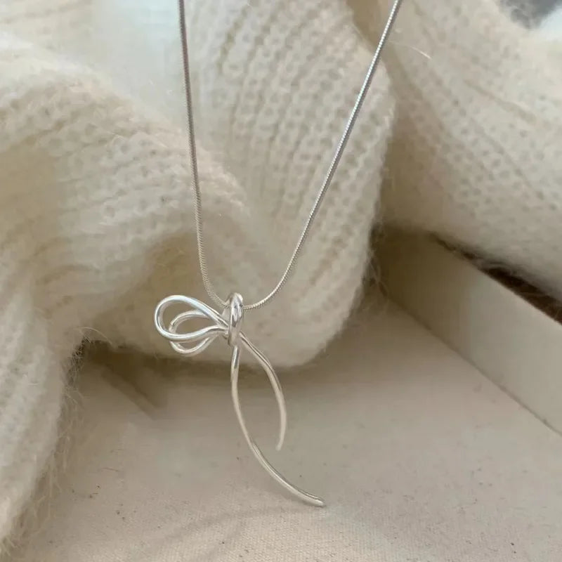 Cadena de Clavícula con Colgante de Lazo para Mujer – Collar Elegante y Moderno