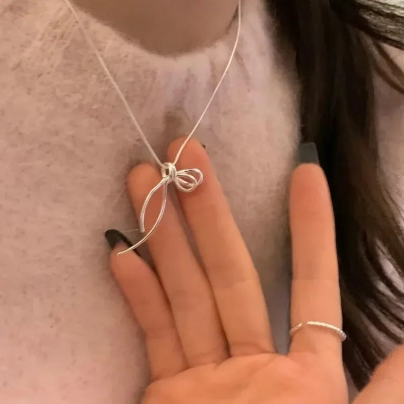 Cadena de Clavícula con Colgante de Lazo para Mujer – Collar Elegante y Moderno