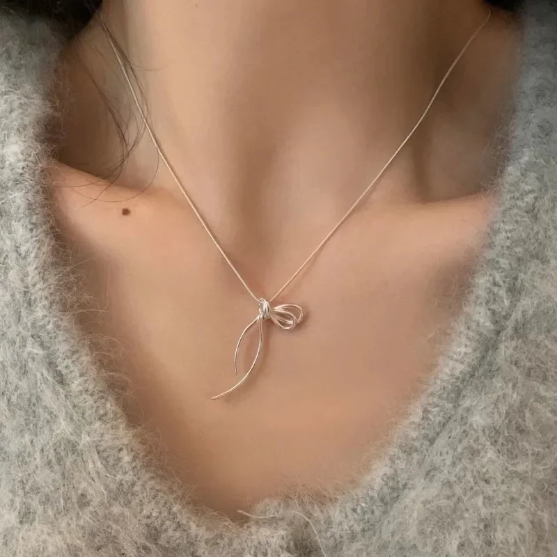 Cadena de Clavícula con Colgante de Lazo para Mujer – Collar Elegante y Moderno