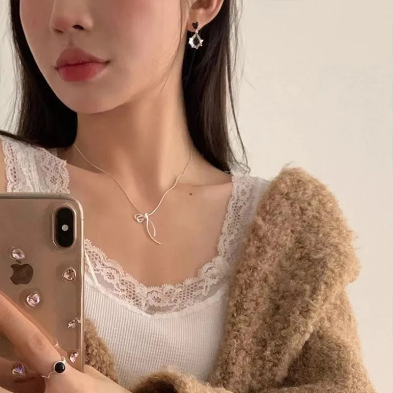 Cadena de Clavícula con Colgante de Lazo para Mujer – Collar Elegante y Moderno