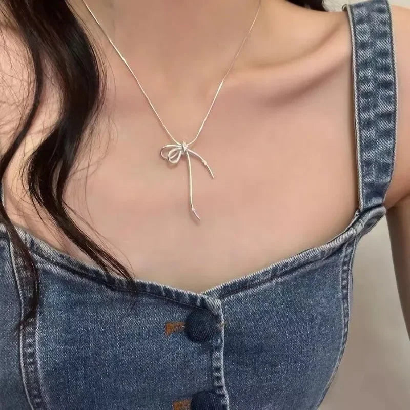 Cadena de Clavícula con Colgante de Lazo para Mujer – Collar Elegante y Moderno