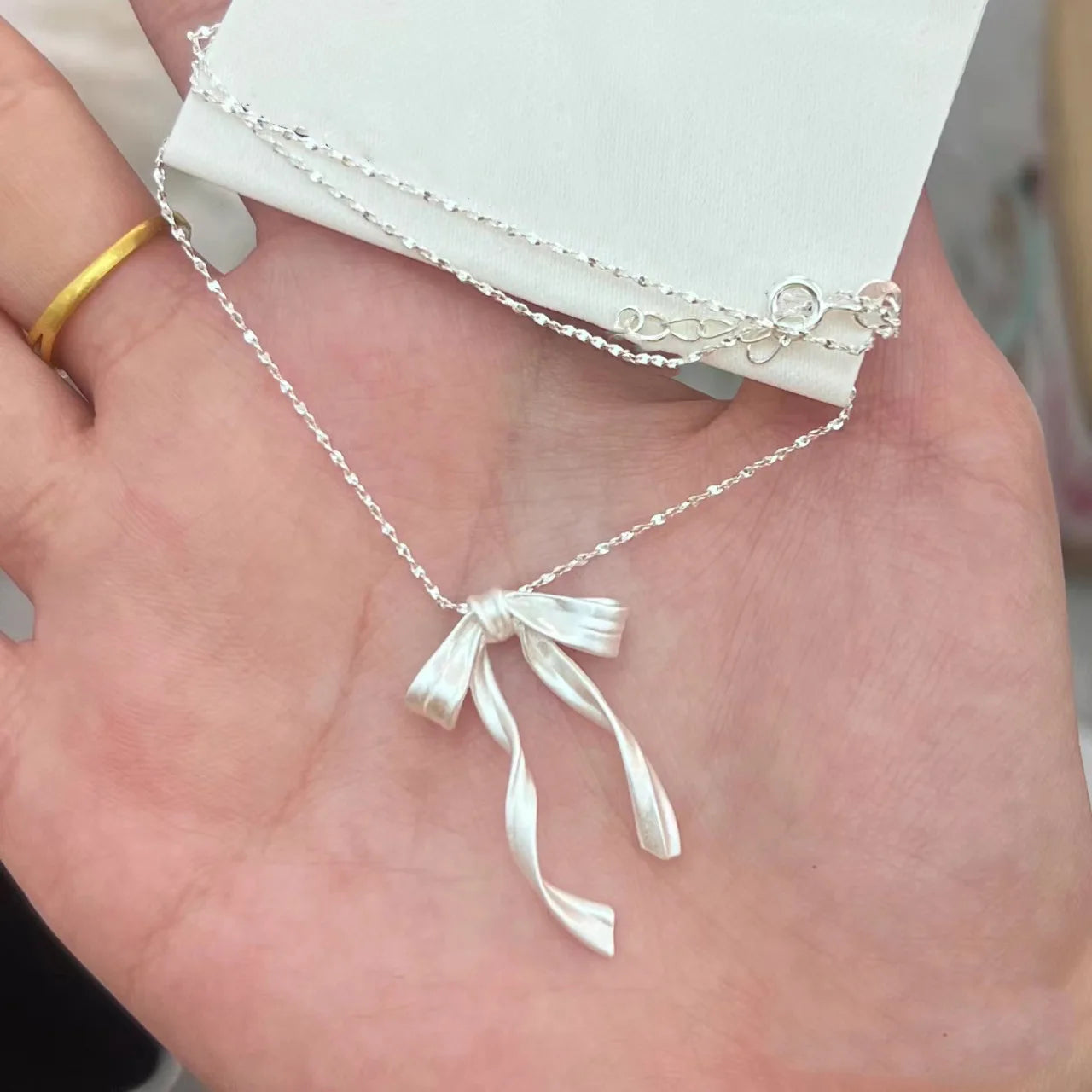 Cadena de Clavícula con Colgante de Lazo para Mujer – Collar Elegante y Moderno