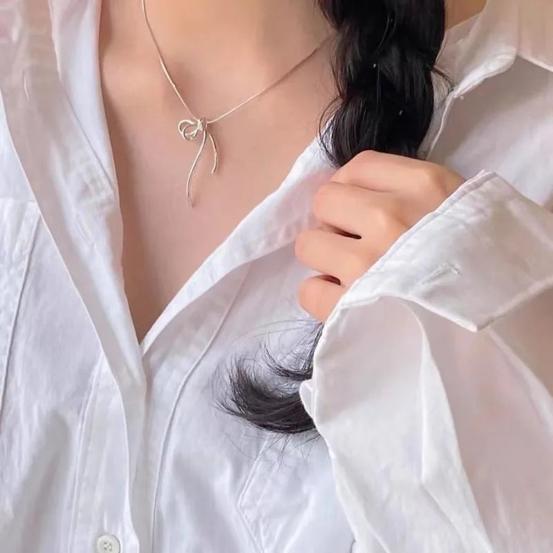 Cadena de Clavícula con Colgante de Lazo para Mujer – Collar Elegante y Moderno