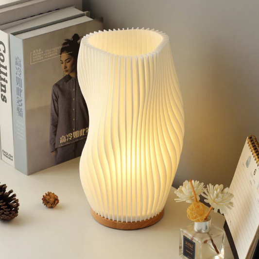 Lámpara de Escritorio Estilo Francés 3D Plisada – Elegancia Suave y Decorativa